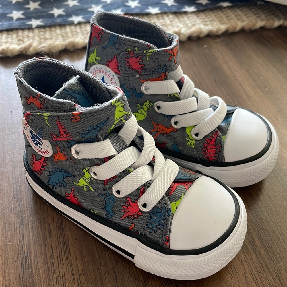 Dinosaur Converse All Star (infant) size 4 in EUC!